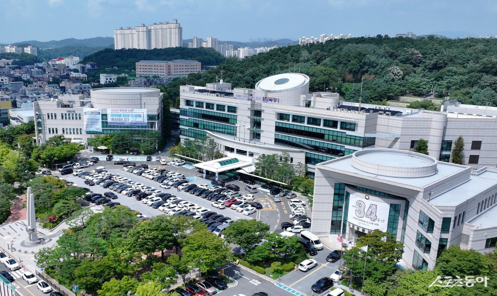 화성특례시(시장 정명근)는 지난 20일 인공지능(AI), 민생경제, 통합돌봄을 3대 핵심 분야로 설정하고, 새 정부 국정과제에 선제적으로 대응하기 위한 연계사업을 본격 추진한다고 밝혔다(화성시청 전경). 사진제공｜화성시