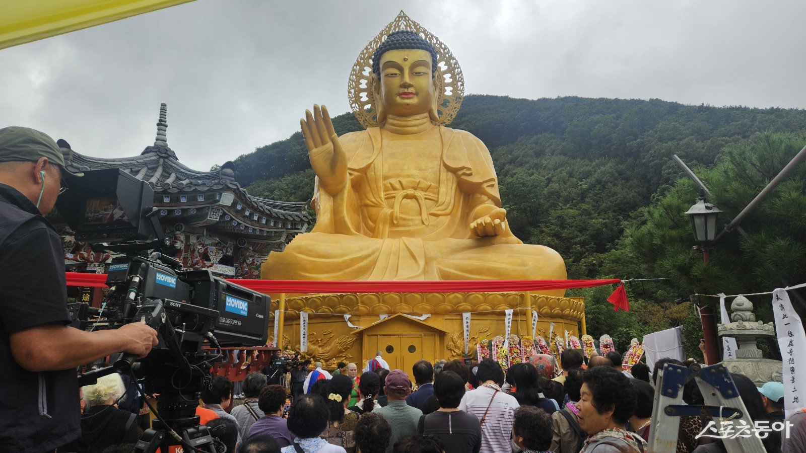 지난 9월 20일 경남 의령군 A사찰에서 금동미륵대불 점안식이 개최되고 있다.