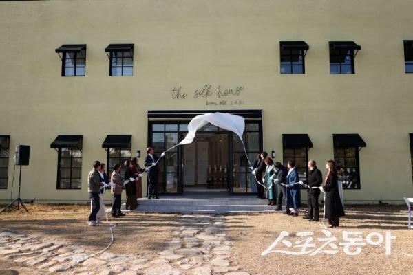 상주시가 ‘함창명주 메이커스페이스’ 오픈식을 개최하고 있는 모습. 사진제공ㅣ상주시