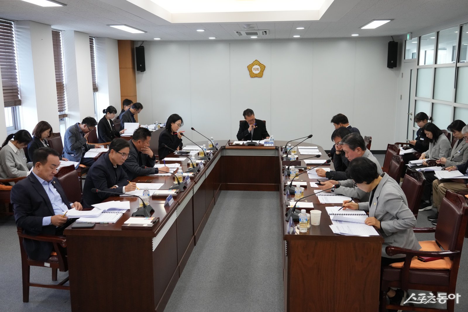 의원 및 집행부가 참석한 가운데 개최된 영천시의회 전체의원 감담회.  사진제공 ㅣ 영천시의회