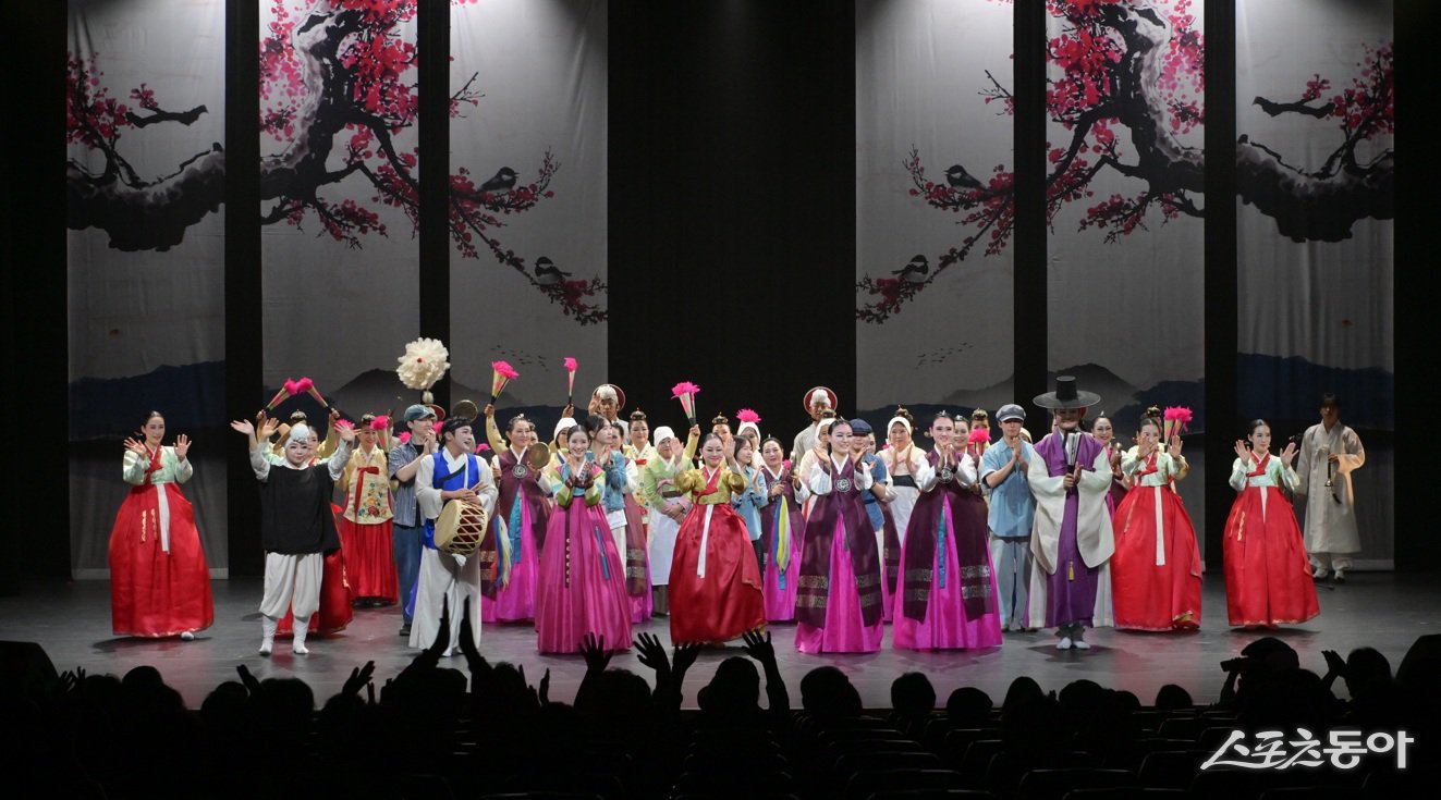 이언화무용단 공연 모습.  사진제공ㅣ영천시