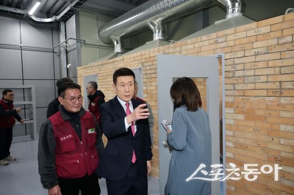 이강덕 포항시장이 21일 건설기능학교 시설 개선 현장을 둘러보고 있는 모습. 사진제공ㅣ포항시