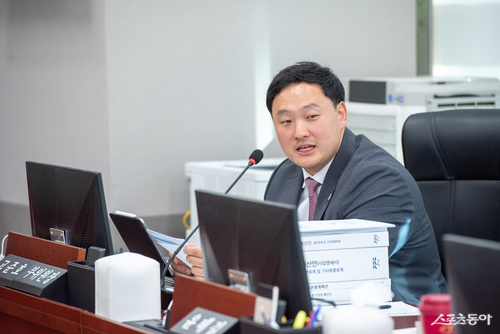 경기도의회 국민의힘 보건복지위원회 부위원장 고준호 의원(파주1)은 21일 열린 2026년도 경기도 복지국 예산심사에서 “경기도가 스스로 만든 복지 예산을 이해할 수 없을 정도로 대규모 삭감해 제출해 놓고, 이를 도의회가 복구하라고 요구하는 기이한 상황이 벌어졌다”며 강하게 문제를 제기했다. 사진제공|고준호 의원