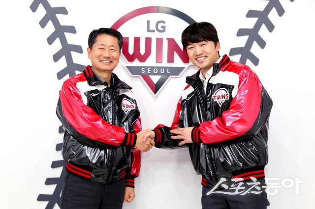 박해민(오른쪽)이 21일 잠실구장에서 LG와 4년 최대 65억 원에 FA 계약을 체결한 뒤 김인석 구단 대표이사와 악수하고 있다. 사진제공|LG 트윈스