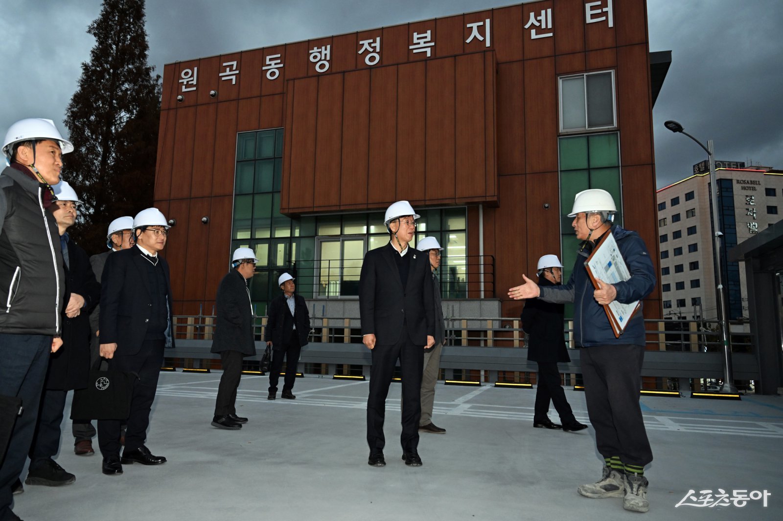 이민근 안산시장이 지난 21일 원곡동 다문화마을특구 일원에서 공공건축물 부설주차장을 점검하고 있다. 사진제공｜안산시