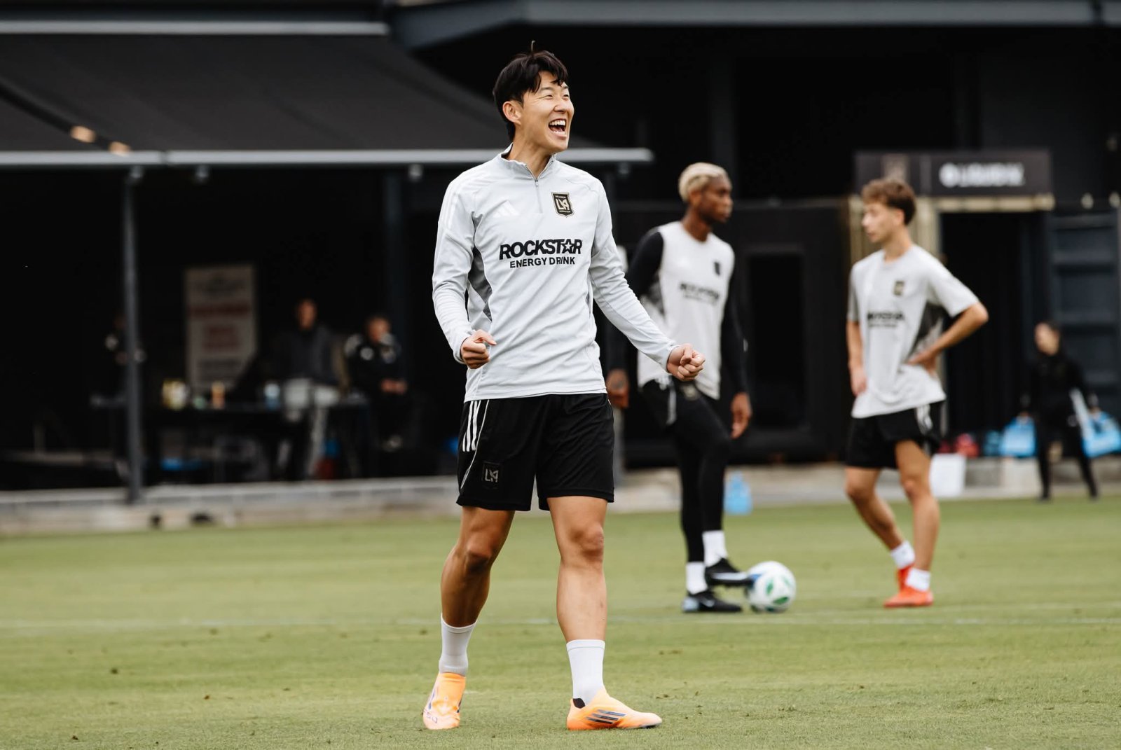 LLAFC 손흥민이 22일(한국시간) 밴쿠버 원정을 앞두고 캘리포니아주 클럽하우스에서 진행된 팀 훈련 도중 환한 미소를 짓고 있다. 사진출처|LAFC 페이스북