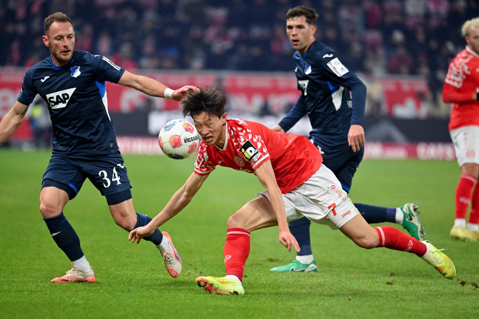 마인츠 이재성(가운데)이 22일(한국시간) 호펜하임과 분데스리가 홈경기 도중 돌파하고 있다. 마인츠(독일)|AP뉴시스