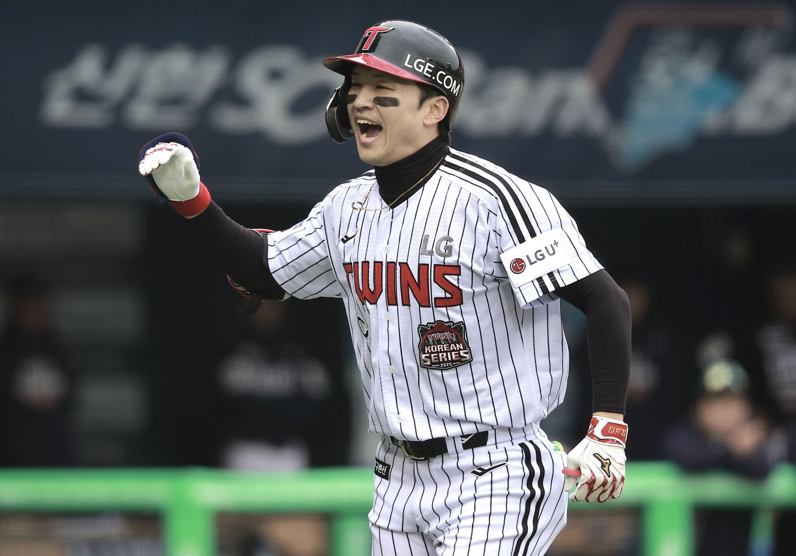 박해민이 4년 65억 원에 FA 계약을 체결하며 2029년까지 LG와 함께하게 됐다. 10월 26일 잠실구장에서 열린 한화와 한국시리즈 1차전에서 홈런을 쳐낸 뒤 기뻐하는 박해민. 뉴시스