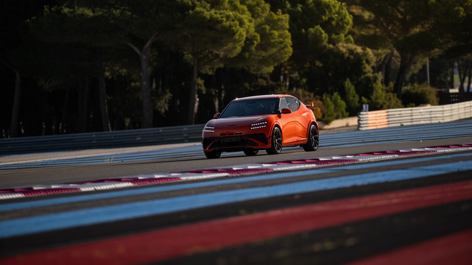 프랑스 폴 리카르 서킷을 주행 중인 제네시스 ‘GV60 마그마’. 사진제공 ｜현대차