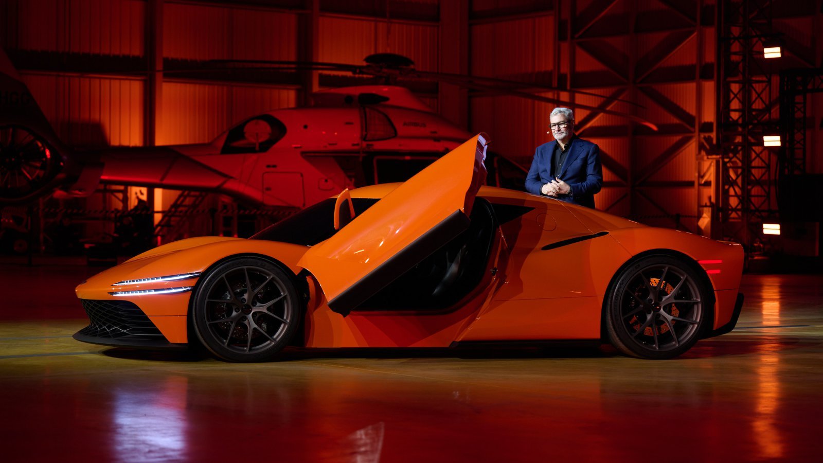 현대차그룹 CDO(글로벌 디자인 본부장) 겸 CCO(최고 크리에이티브 책임자) 루크 동커볼케 사장이 제네시스 ‘마그마 GT 콘셉트’를 소개하는 모습. 사진제공 ｜현대차