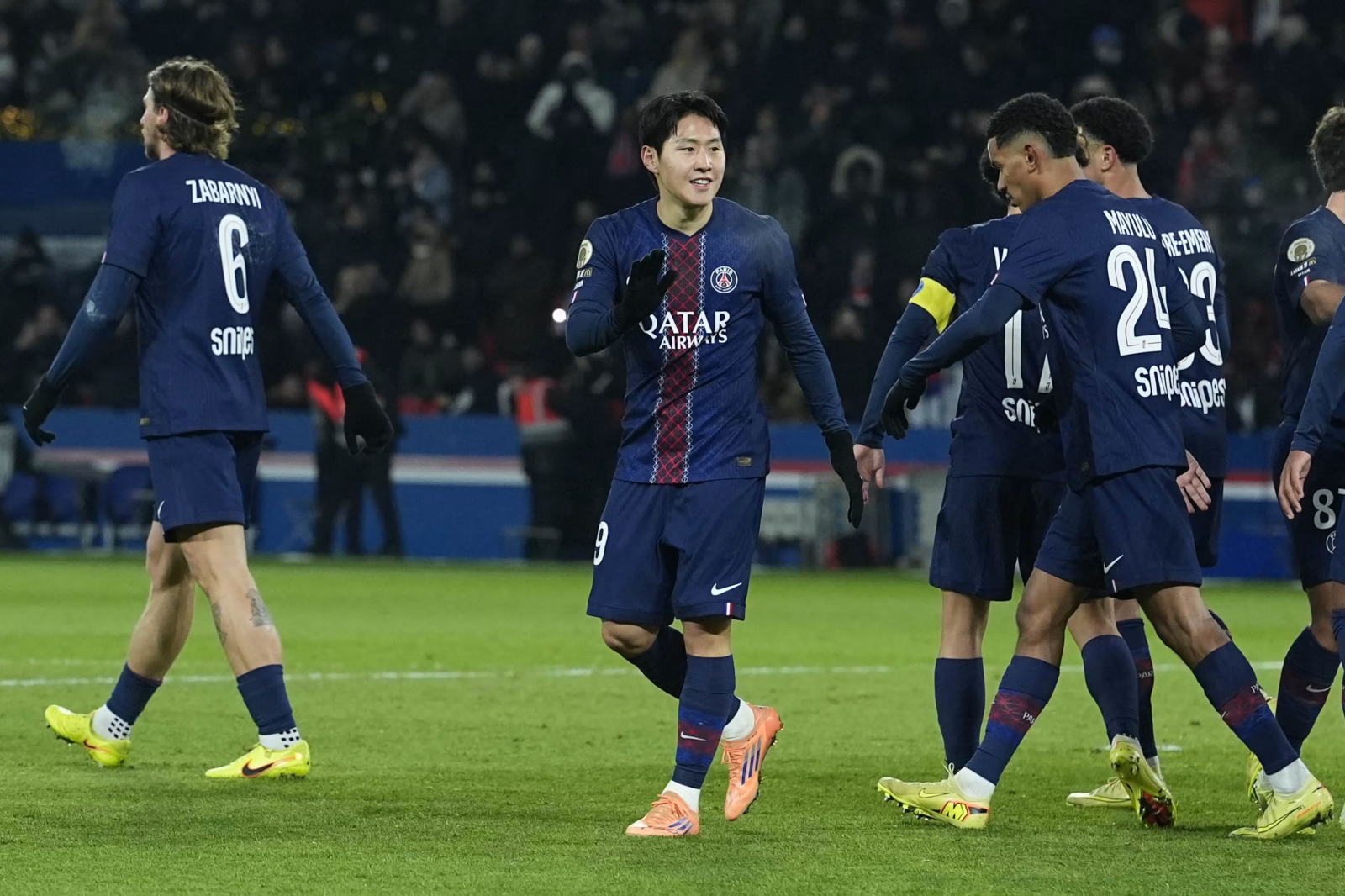 PSG 이강인(왼쪽 2번째)이 23일(한국시간) 프랑스 파리의 파르크 데 프랭스에서 열린 르아브르와 리그앙 13라운드 홈경기에서 전반 29분 선제골을 기록한 뒤 동료들과 기뻐하고 있다. PSG는 이강인의 이번 시즌 리그앙 마수걸이 골에 힘입어 3-0 완승을 거뒀다. 사진출처│PSG 홈페이지
