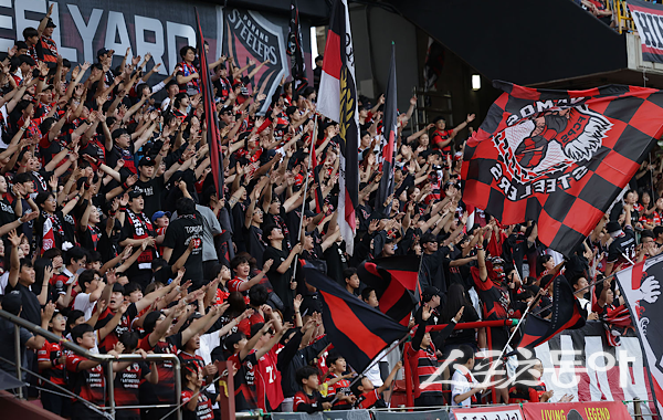 22일 포항스틸야드에서 열린 전북현대와의 홈경기에서 1만 명이 넘는 관중들이 환호하고 있는 모습. 사진제공ㅣ포항스틸러스