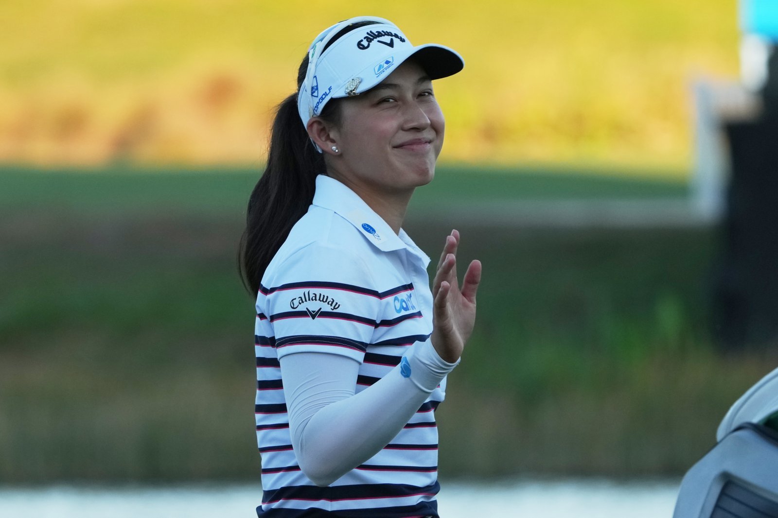 23일(한국시간) 티뷰론 GC에서 열린 LPGA 투어 시즌 최종전 CME그룹 투어 챔피언십 3라운드 경기 도중 갤러리 환호에 손을 들어 인사하고 있는 지노 티띠꾼. 네이플스(미 플로리다주) | AP뉴시스