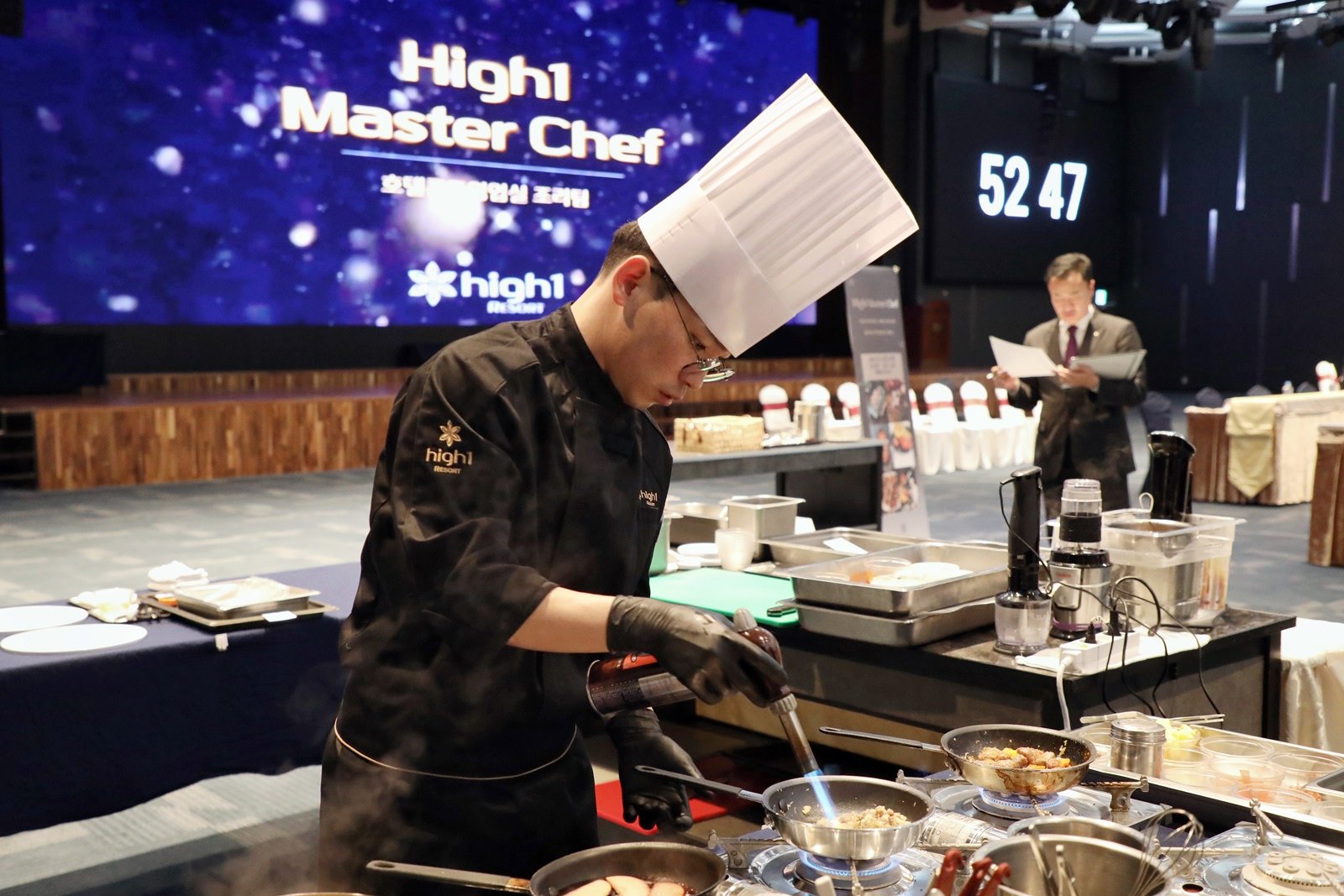 2025년 마스터셰프 요리대회에서 선보일 메뉴를 만들고 있는 셰프