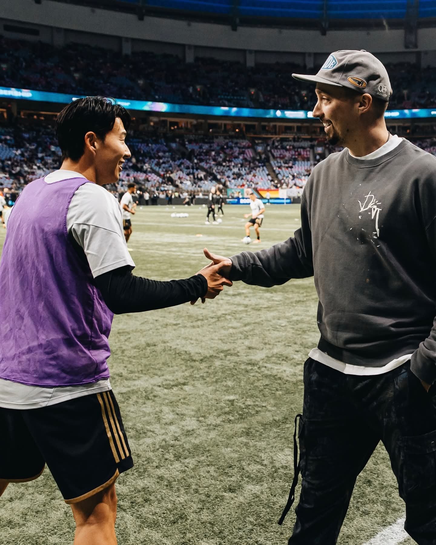 LAFC 손흥민(왼쪽)이 밴쿠버전을 앞두고 워밍업을 위해 그라운드로 입장하고 있다. 사진출처|LAFC 페이스북