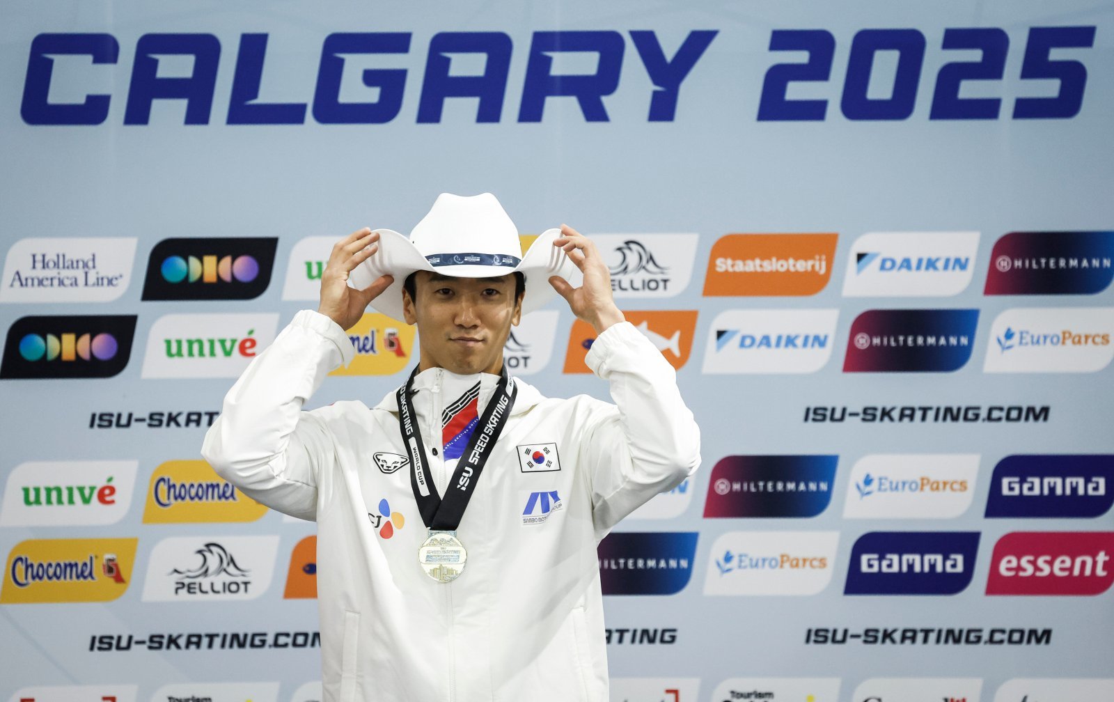 김준호가 23일(한국시간) 캘거리에서 열린 스피드스케이팅 월드컵 2차 대회 남자 500m 1차 레이스에서 33초99의 기록으로 금메달을 따낸 뒤 시상대에서 세리머니를 하고 있다. 캘거리(캐나다 앨버타주)ㅣAP뉴시스