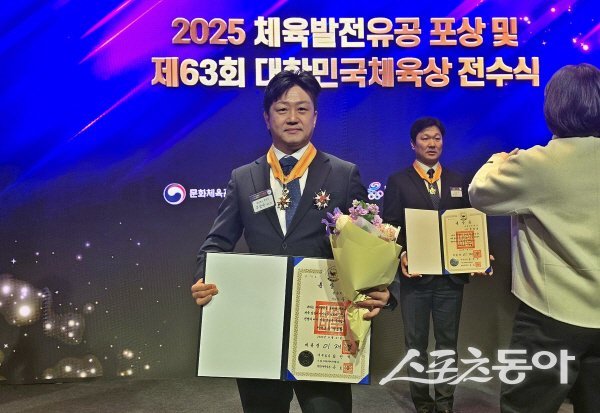 우승수 경주시청 우슈 감독이 대한민국 체육 분야 최고의 영예인 체육훈장 맹호장을 받았다. 사진제공 ㅣ 경주시