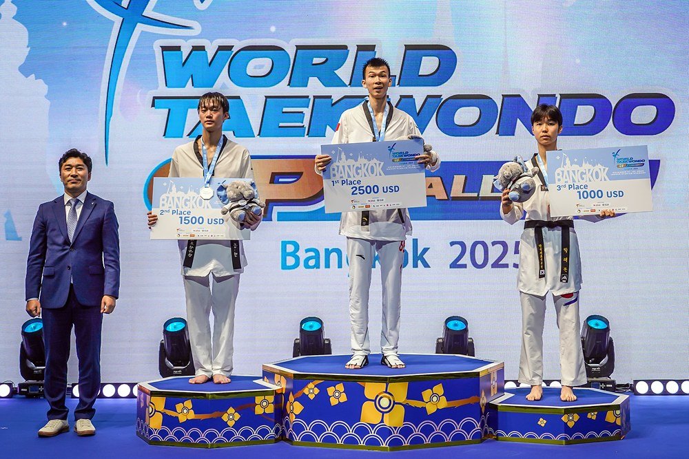 김종명, 황커펀, 박태준(왼쪽부터)이 22일(한국시간) 태국 방콕 후아막 스타디움에서 열린 2025 월드태권도 그랑프리 챌린지 남자 58㎏급 시상식 단상에 올라 기념촬영을 하고 있다. 사진출처｜세계태권도연맹 홈페이지
