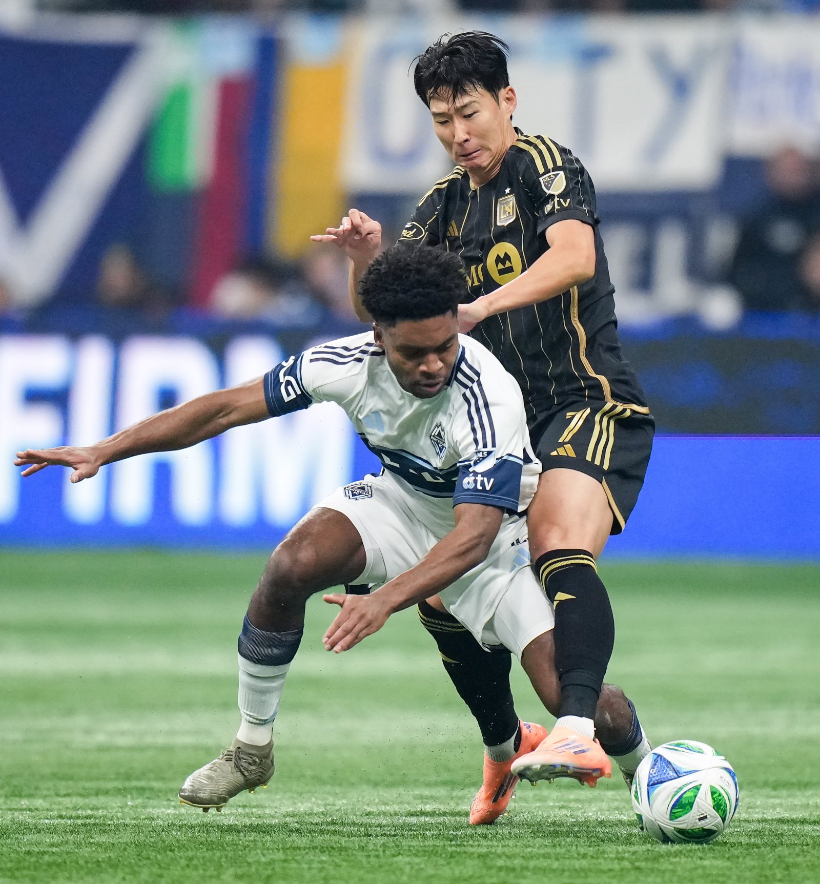 LAFC 손흥민(오른쪽)과 밴쿠버 팔프 프리소가 23일(한국시간) BC플레이스에서 열린 MLS컵 PO 서부 콘퍼런스 준결승에서 치열한 볼다툼을 하고 있다. 밴쿠버(미 브리티시 컬럼비아주)｜AP뉴시스