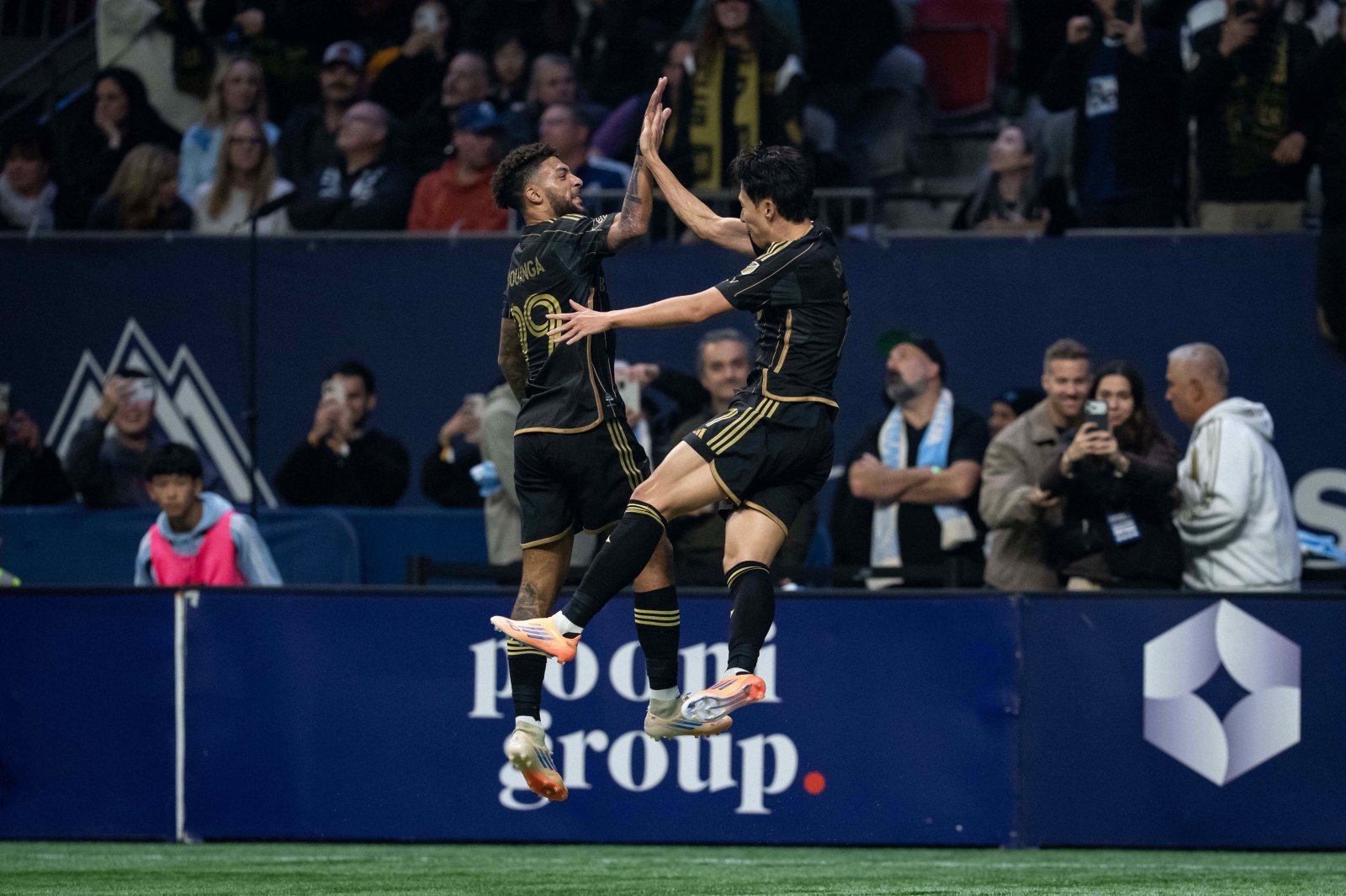 LAFC 손흥민(오른쪽)이 23일(한국시간) BC플레이스에서 열린 밴쿠버와 MLS컵 PO 서부 콘퍼런스 4강전서 후반 추가시간 동점골을 터트린 뒤 드니 부앙가와 펄쩍 뛰며 하이파이브를 하고 있다.  밴쿠버(미 브리티시 컬럼비아주)｜AP뉴시스