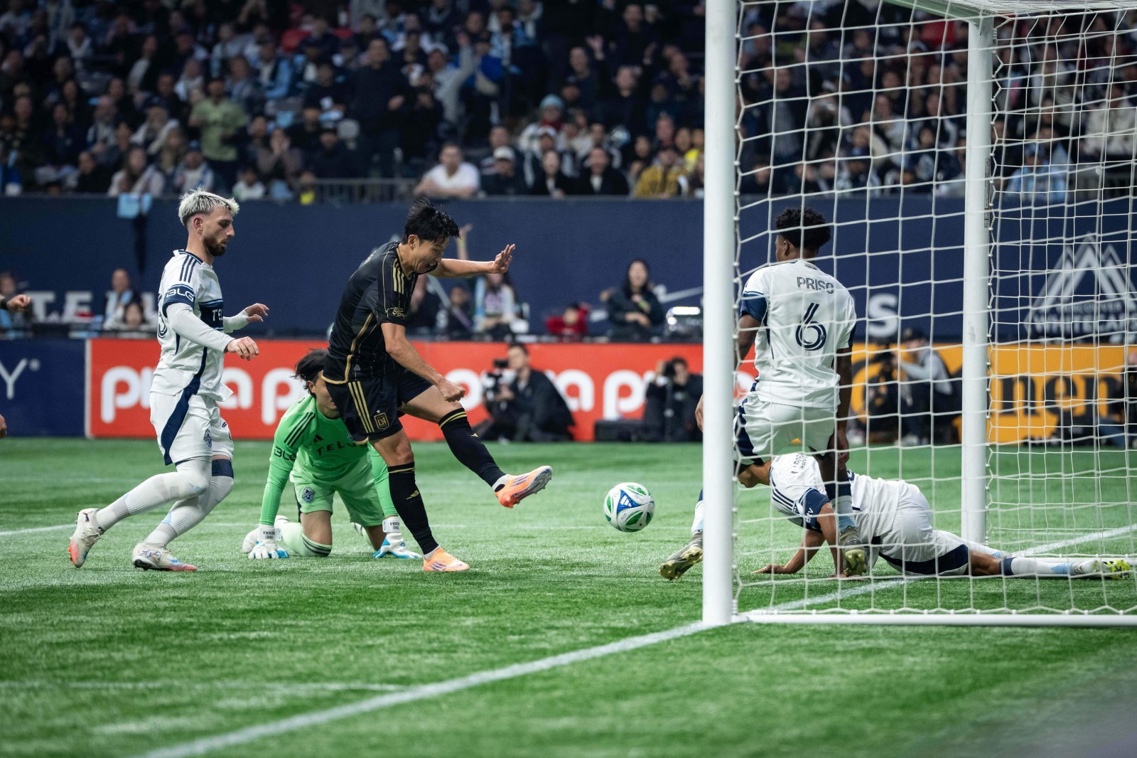 LAFC 손흥민이 23일(한국시간) BC플레이스에서 열린 밴쿠버와 MLS컵 PO 서부 콘퍼런스 4강전서 0-2로 뒤진 후반 15분 집념의 동점골을 터트리고 있다. 밴쿠버(미 브리티시 컬럼비아주)｜AP뉴시스