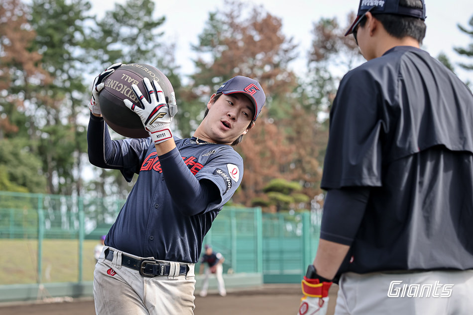 롯데 나승엽이 일본 미야자키에서 열린 마무리캠프 도중 메디신볼로 중심 이동 훈련을 소화하고 있다. 사진제공｜롯데 자이언츠