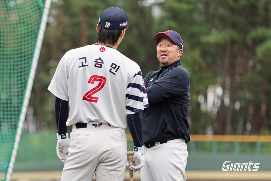 이병규 롯데 타격코치(오른쪽)가 일본 미야자키에서 열린 마무리캠프 도중 고승민과 대화하고 있다. 사진제공|롯데 자이언츠