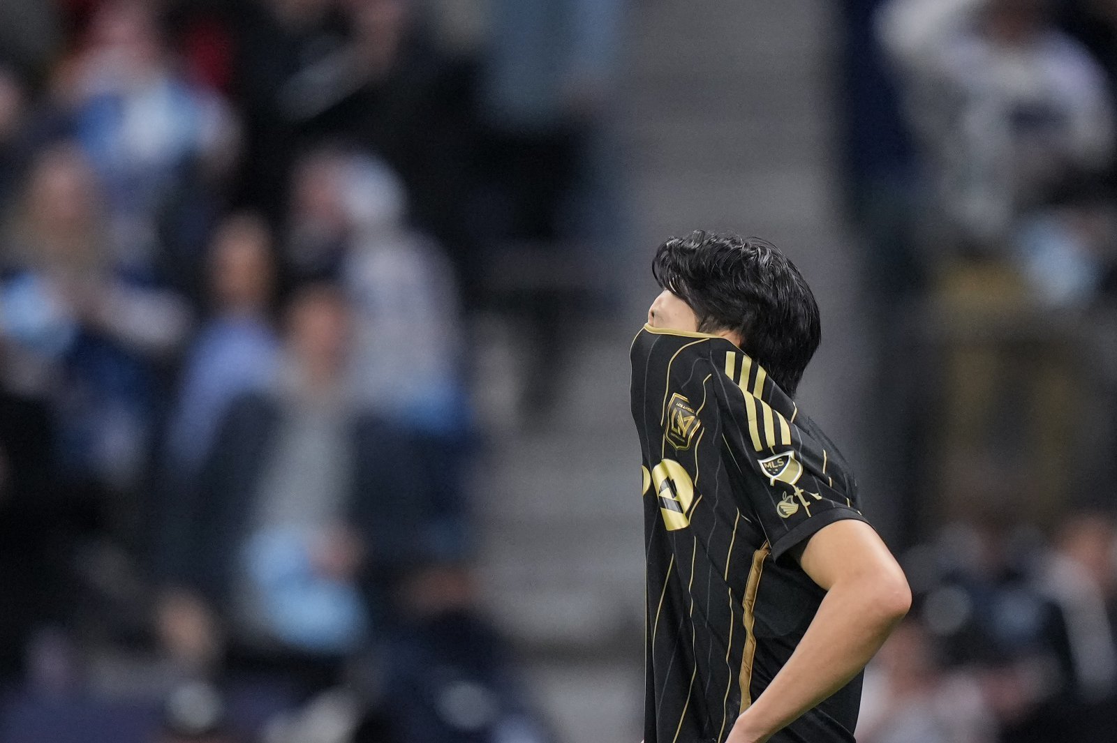 LAFC 손흥민이 23일(한국시간) BC 플레이스에서 열린 밴쿠버와 MLS컵 PO 서부 콘퍼런스 준결승에서 승부차기 실축을 한 뒤 아쉬워하고 있다. 밴쿠버(미 브리티시 컬럼비아주)|AP뉴시스