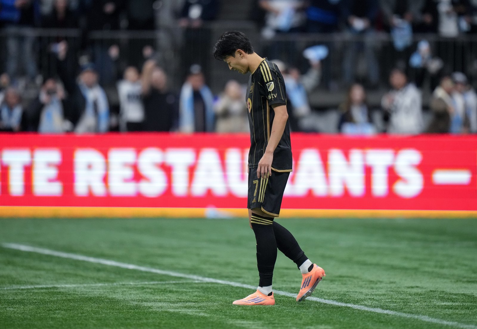 LAFC 손흥민이 23일(한국시간) BC 플레이스에서 열린 밴쿠버와 MLS컵 PO 서부 콘퍼런스 준결승에서 승부차기 실축을 한 뒤 아쉬워하고 있다. 밴쿠버(미 브리티시 컬럼비아주)|AP뉴시스