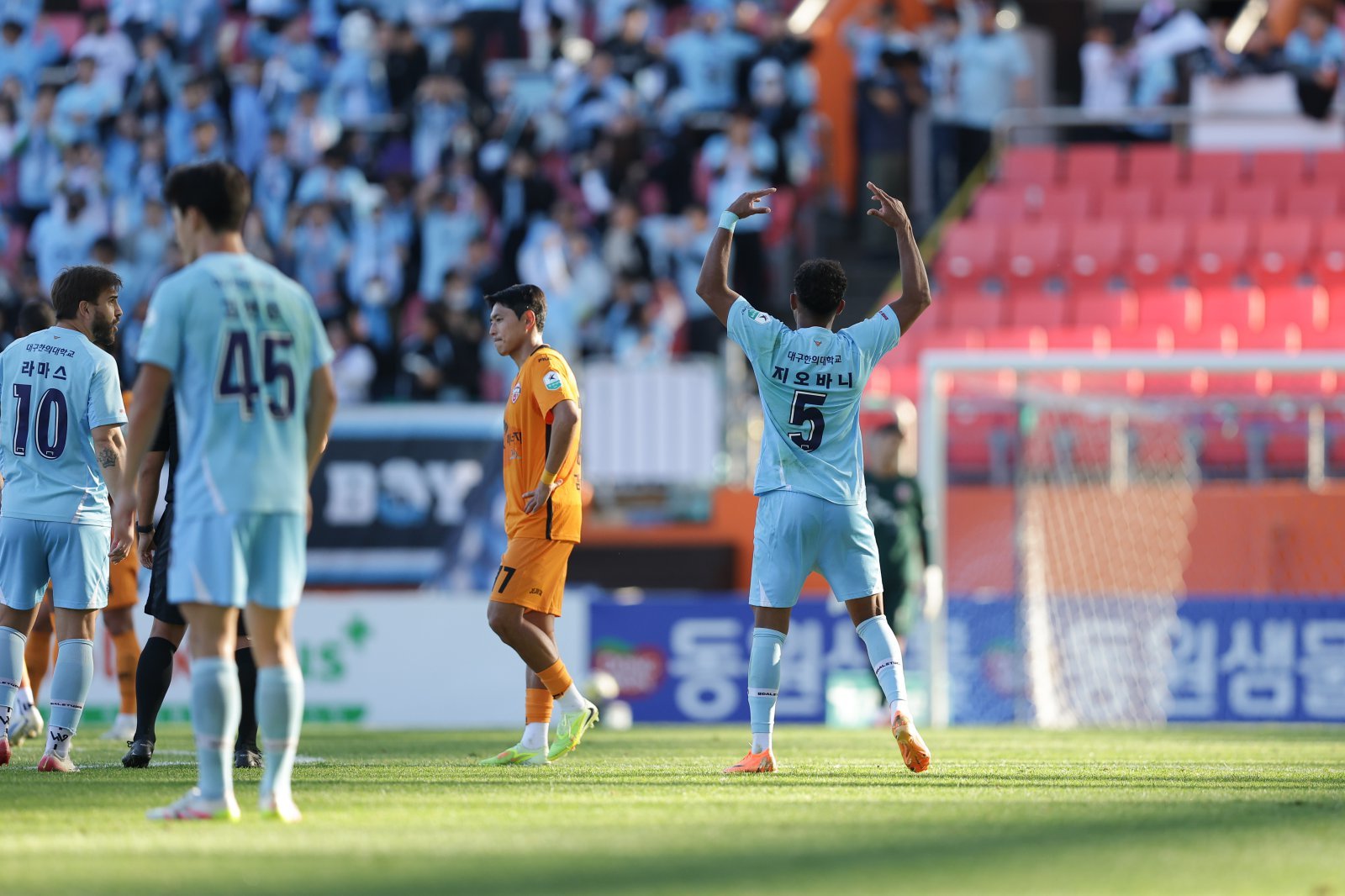 대구 지오바니(오른쪽)가 23일 제주월드컵경기장에서 열린 제주와 K리그1 37라운드 원정경기 후반 23분 동점골을 터트린 뒤 기뻐하고 있다. 사진제공|한국프로축구연맹