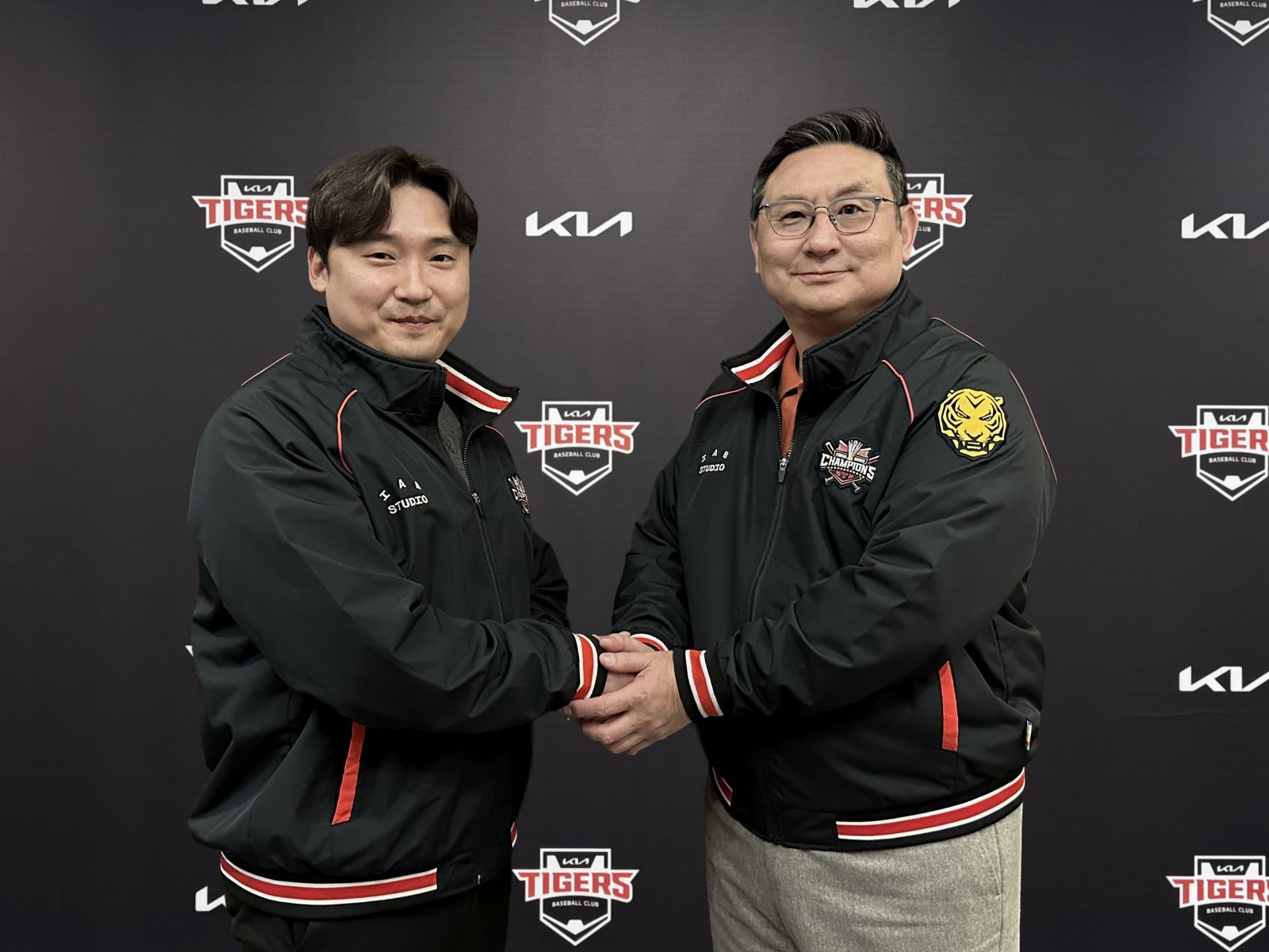 KIA는 23일 이준영과 3년 최대 12억 원 규모의 FA 계약을 체결했다. 이준영(왼쪽)과 심재학 단장이 계약 이후 기념사진을 촬영하고 있다. 사진제공|KIA 타이거즈