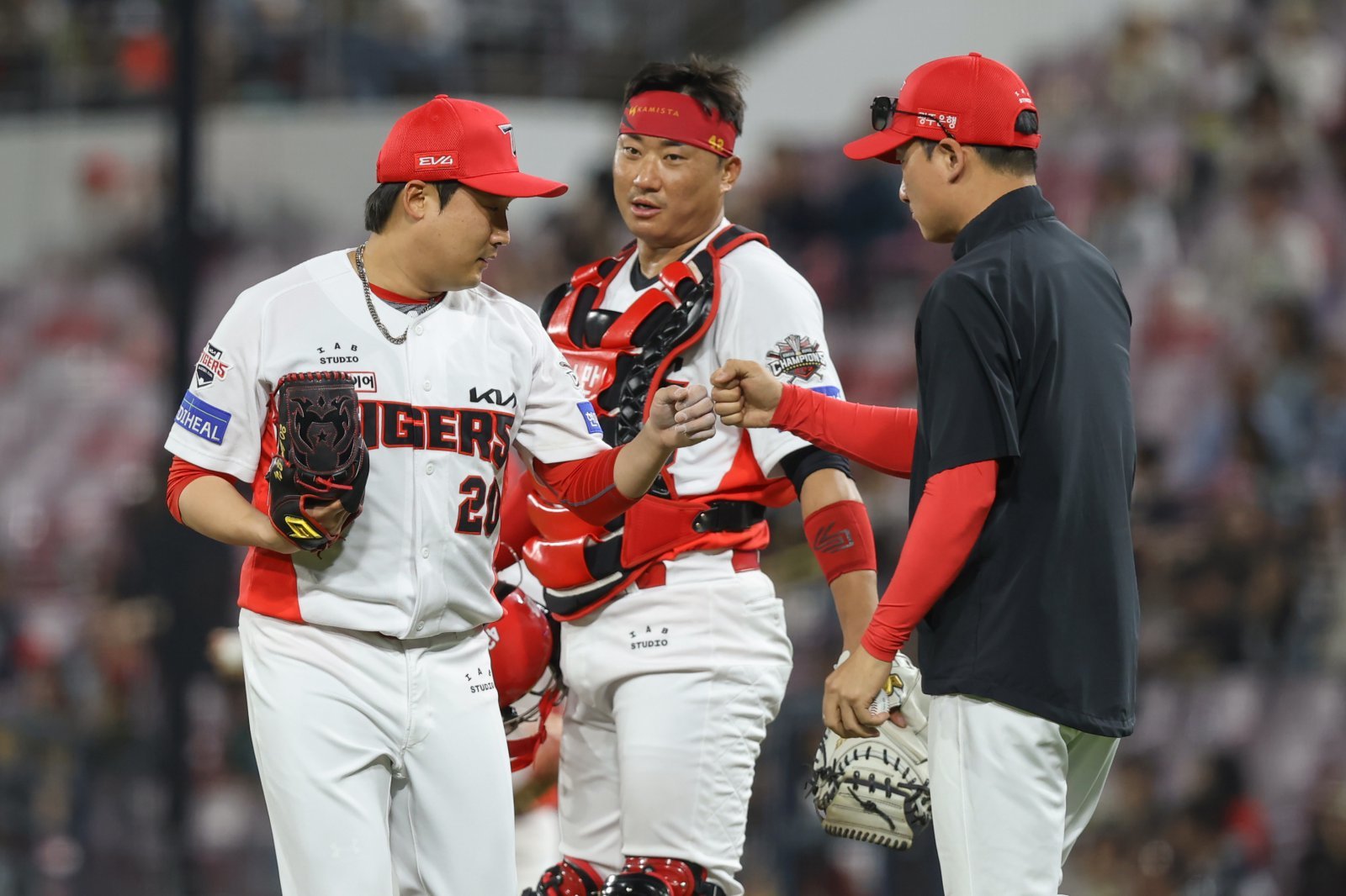 KIA는 23일 이준영(왼쪽 첫 번째)과 3년 최대 12억 원 규모의 FA 계약을 체결했다. 이준영은 2021년부터 5시즌 연속 50경기 이상 등판한 팀의 핵심 불펜이다. 사진제공|KIA 타이거즈