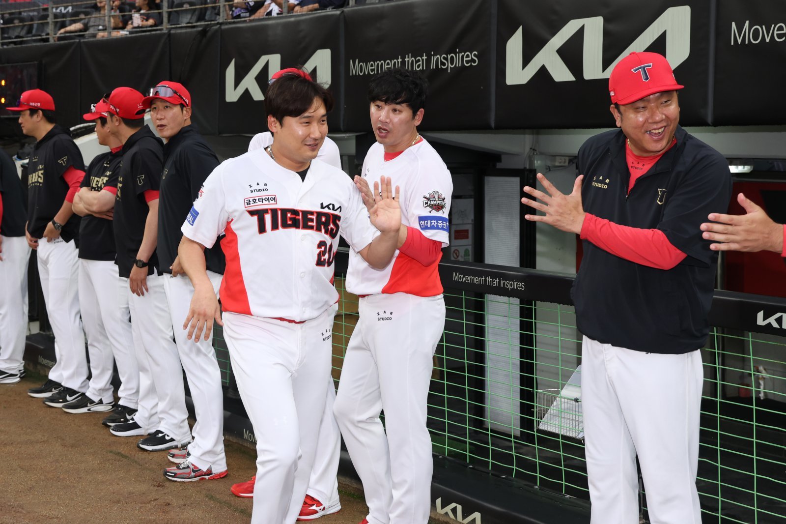 KIA는 23일 이준영(왼쪽)과 3년 최대 12억 원 규모의 FA 계약을 체결했다. 이준영은 2021년부터 5시즌 연속 50경기 이상 등판한 팀의 핵심 불펜이다. 사진제공|KIA 타이거즈