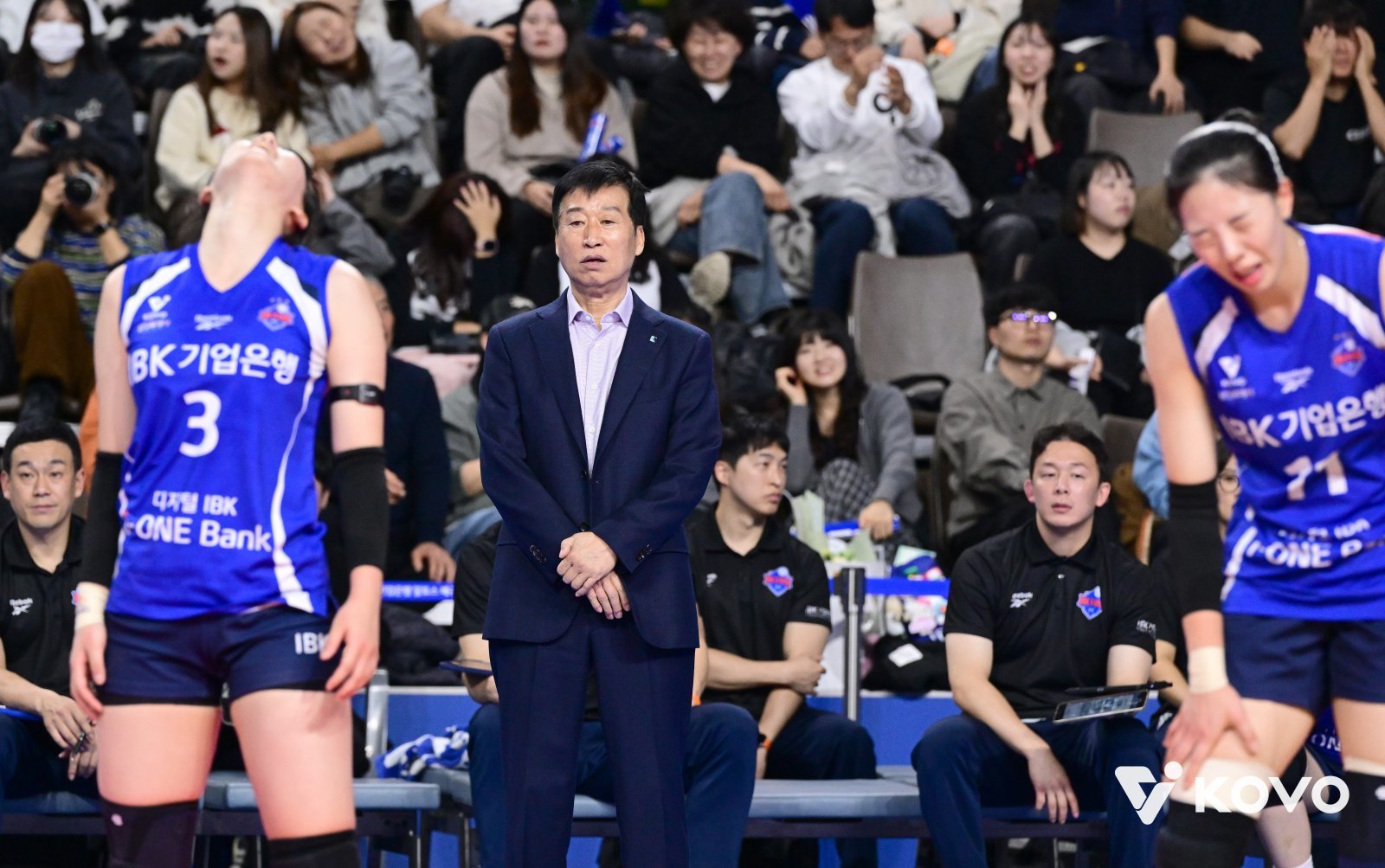 김호철 IBK기업은행 감독과 선수들이 22일 화성종합경기타운 실내체육관서 열린 현대건설과 V리그 여자부 경기에서 0-3 완패한 뒤 괴로워하고 있다. 김 감독은 이 경기를 끝으로 소속팀과 4년 동행에 마침표를 찍었다. 사진제공|KOVO