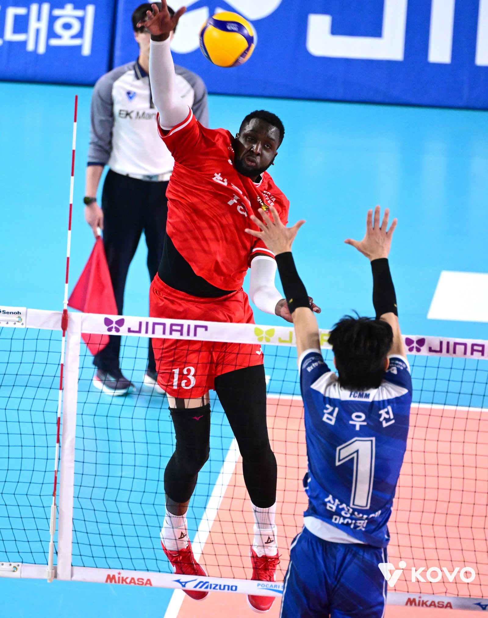 한국전력 베논(뒤)이 23일 대전충무체육관에서 벌어진 삼성화재와 V리그 남자부 정규리그 2라운드 원정경기에서 스파이크를 날리고 있다. 트리플크라운을 기록한 베논을 앞세운 한국전력은 세트스코어 3-1로 이겨 3연승을 달렸다. 사진제공│KOVO