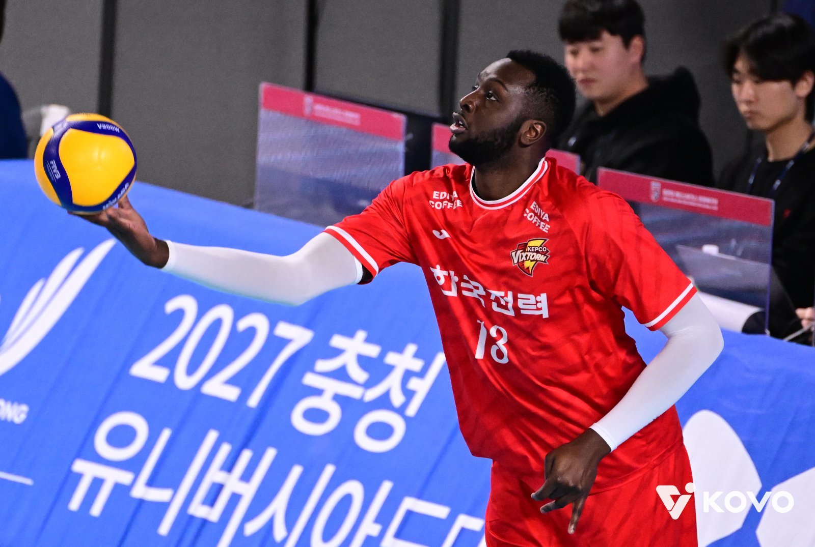 한국전력 베논(뒤)이 23일 대전충무체육관에서 벌어진 삼성화재와 V리그 남자부 정규리그 2라운드 원정경기에서 서브를 준비하고 있다. 트리플크라운을 기록한 베논을 앞세운 한국전력은 세트스코어 3-1로 이겨 3연승을 달렸다. 사진제공│KOVO