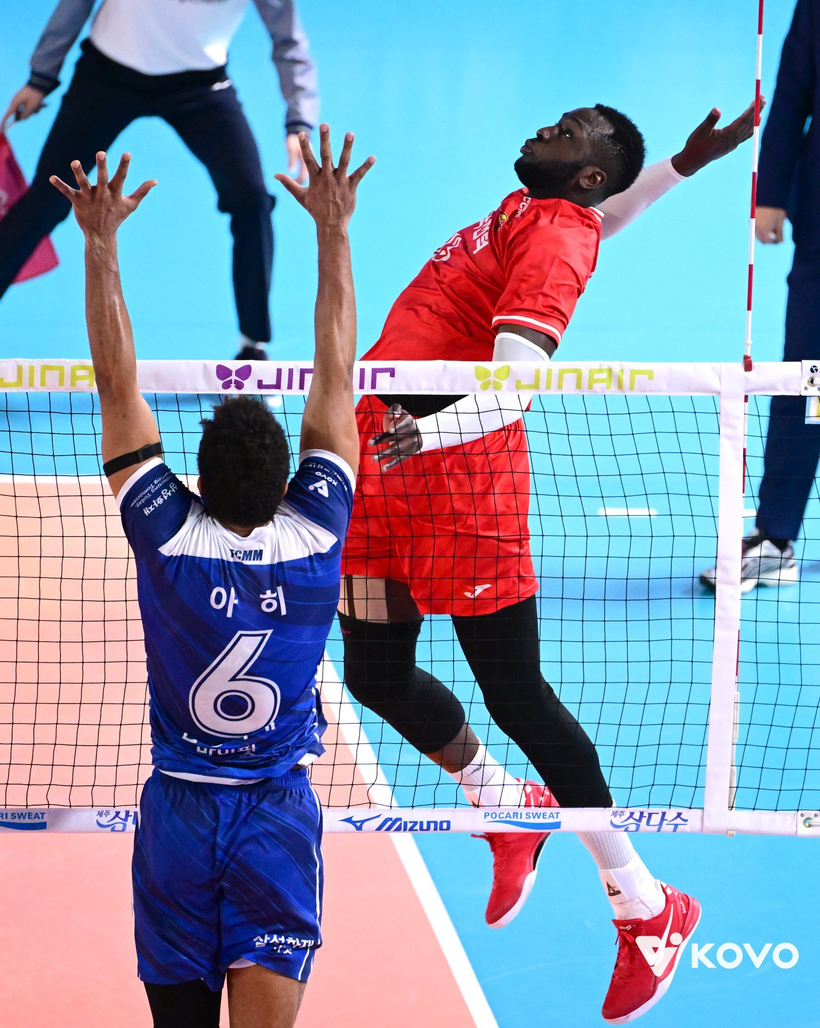 한국전력 베논(뒤)이 23일 대전충무체육관에서 벌어진 삼성화재와 V리그 남자부 정규리그 2라운드 원정경기에서 스파이크를 날리고 있다. 트리플크라운을 기록한 베논을 앞세운 한국전력은 세트스코어 3-1로 이겨 3연승을 달렸다. 사진제공│KOVO