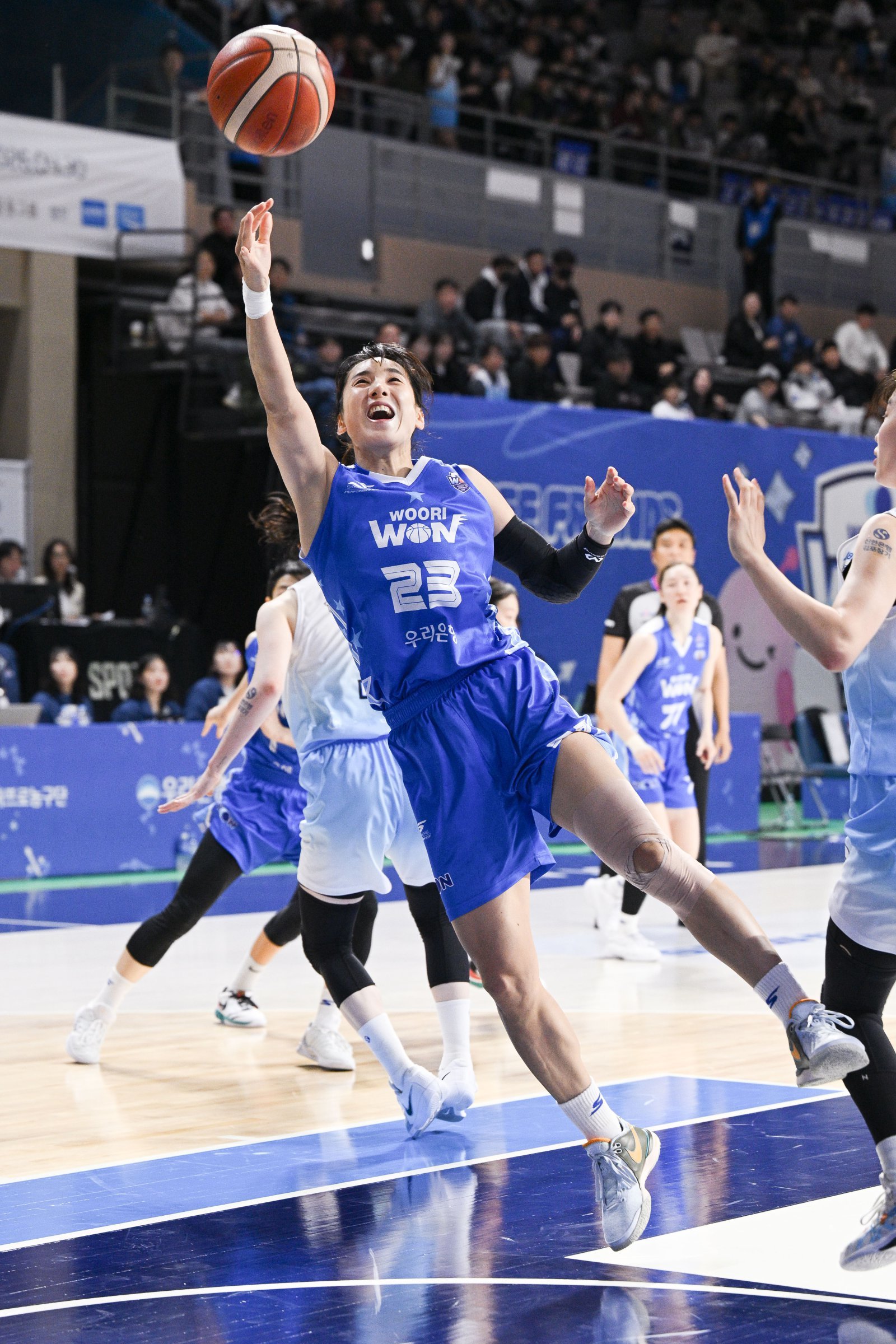 우리은행 김단비가 23일 아산 이순신체육관에서 열린 신한은행전에서 레이업슛을 시돠고 있다. 김단비는  16점·12리바운드로 더블-더블을 기록하며 팀의 첫 승을 이끌었다. 사진제공｜WKBL