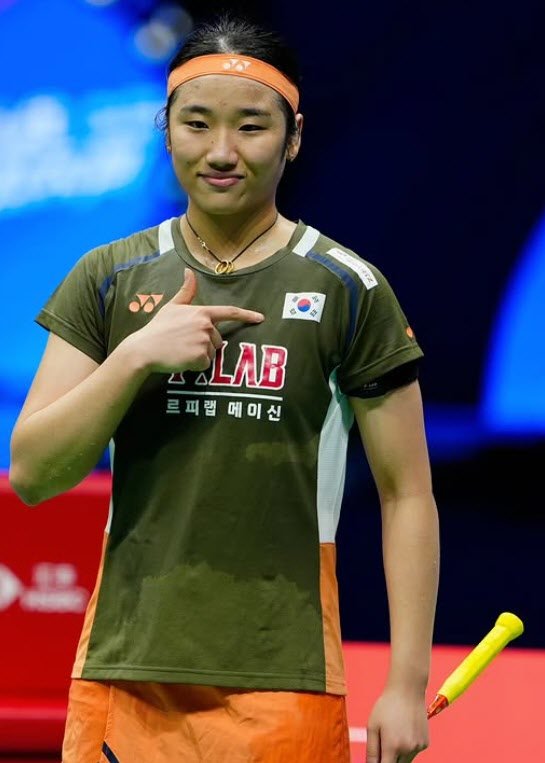 안세영은 23일 호주 시드니올림픽파크체육관에서 벌어진 ‘호주오픈 2025’ 마지막 날 여자단식 결승에서 와르다니를 게임스코어 2-0으로 꺾은 뒤 올 시즌 10승을 달성했다. 다음달 17일 중국 항저우에서 열릴 월드투어 파이널스에서 BWF 주관대회 단일시즌 최다우승(11승)에 도전한다. 사진은 지난달 프랑스오픈에서 우승한 뒤 올 시즌 9번째 우승을 자축하는 모습. AP뉴시스