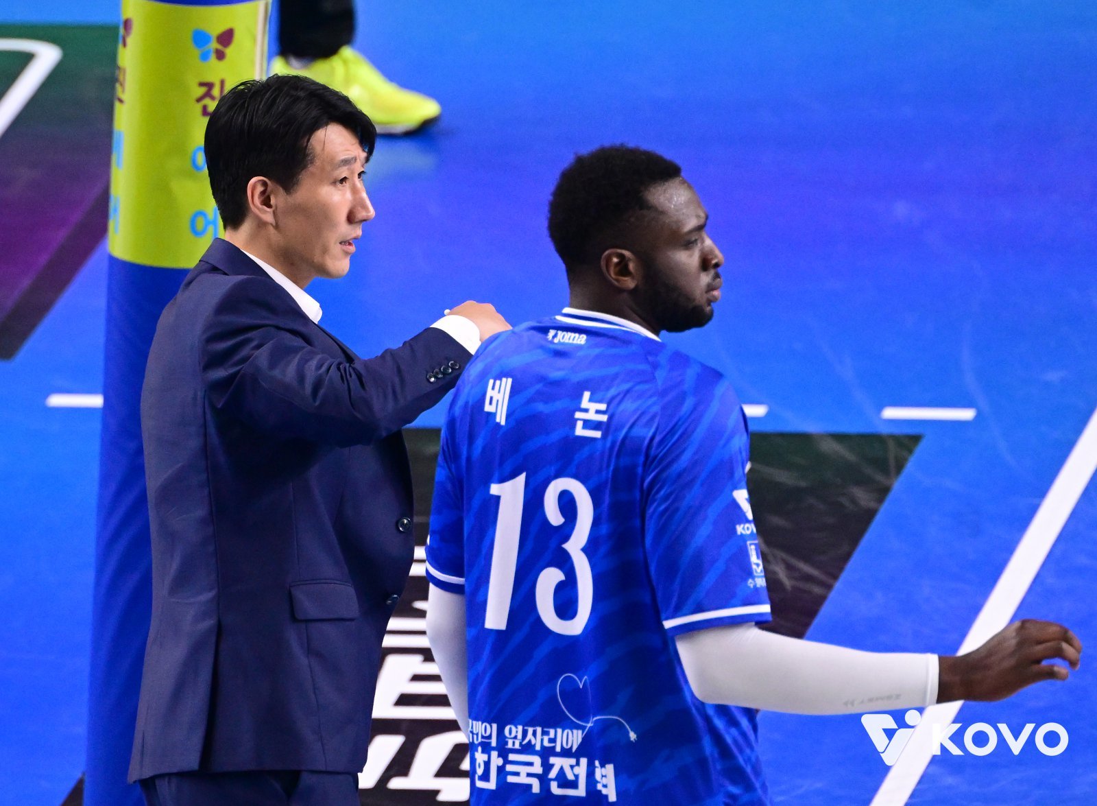 권영민 한국전력 감독(왼쪽)은 23일 대전충무체육관에서 열린 삼성화재와 V리그 남자부 정규리그 2라운드 홈경기에서 3-1로 이겼지만 여전히 배가 고프다. 블로킹을 24개나 잡아냈지만 과정을 더욱 보완해야 한다고 목소리를 높였다. 사진제공│KOVO