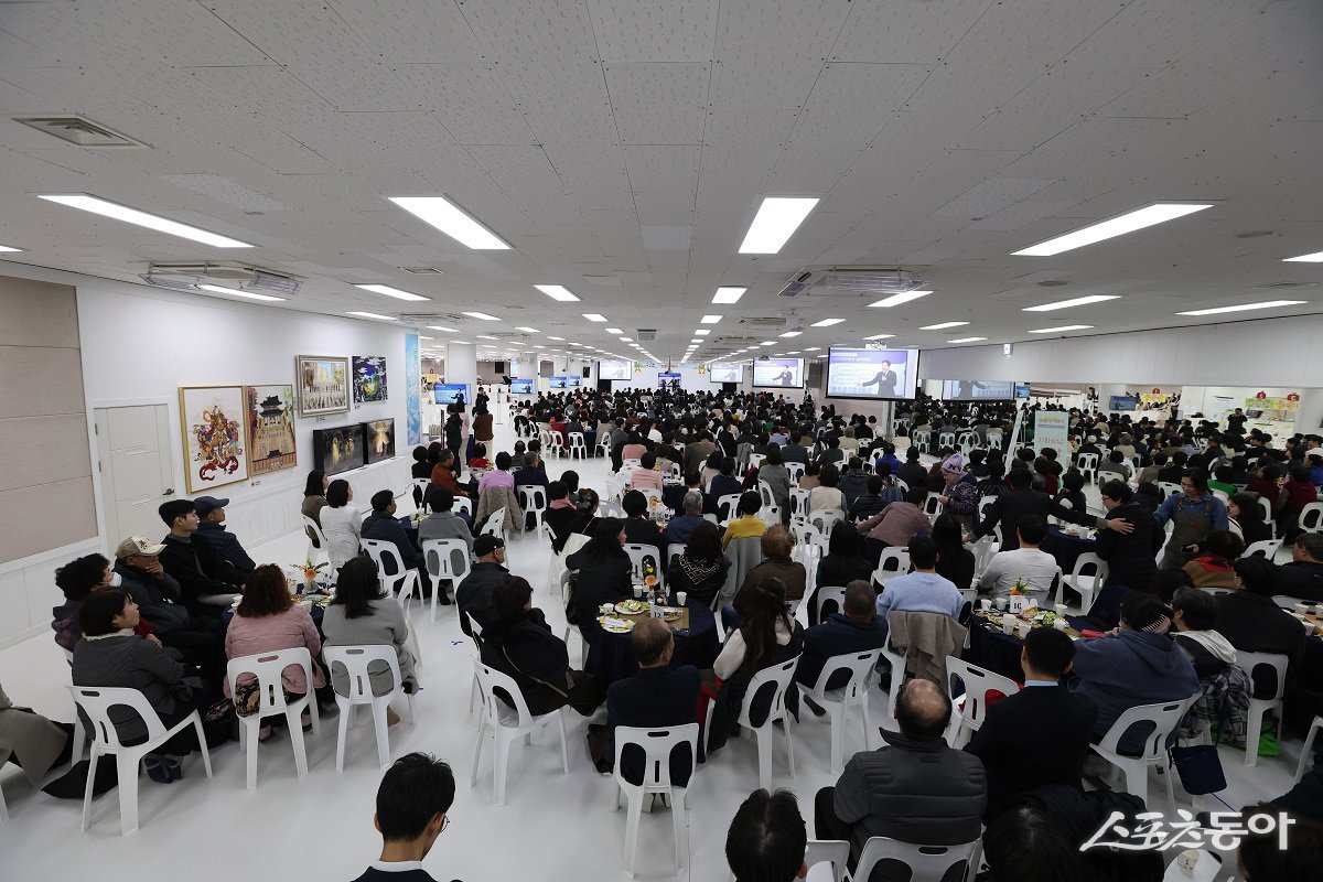 신천지 부산교회가 지난 22일 ‘오픈하우스’ 행사를 개최한 가운데 방문객이 이영노 지파장의 강의를 듣고 있다. (사진제공=신천지 부산교회)