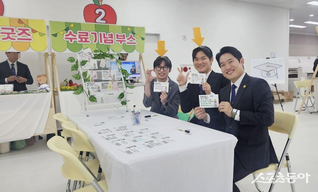 신천지 부산교회가 지난 22일 ‘오픈하우스’ 행사를 개최한 가운데 이영노 지파장(오른쪽)과 성도들이 손글씨 소감을 작성 후 기념촬영을 하고 있다. (사진제공=신천지 부산교회)