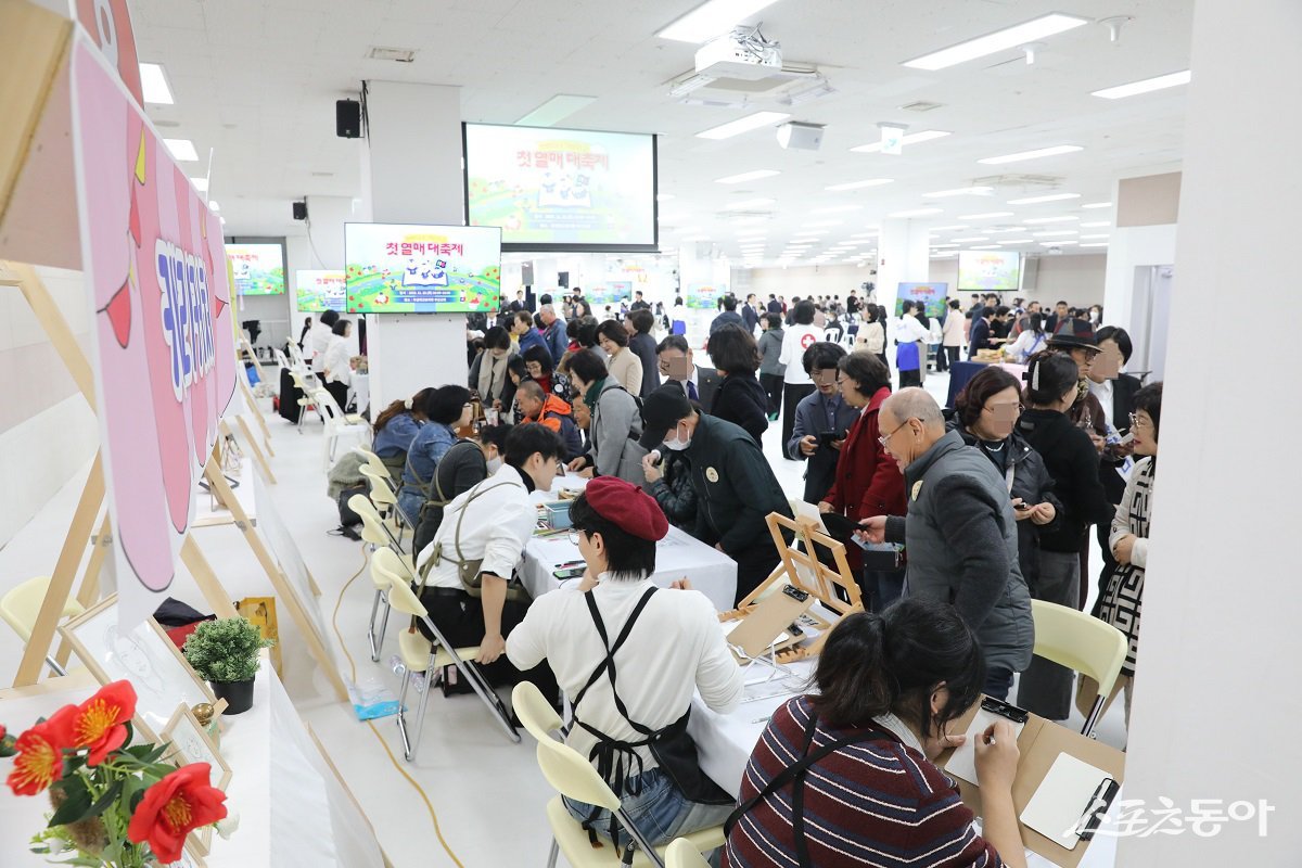 지난 22일 신천지 부산교회에서 열린 ‘오픈하우스’ 행사에서 방문객들이 준비된 체험 부스를 둘러보고 있다. (사진제공=신천지 부산교회)