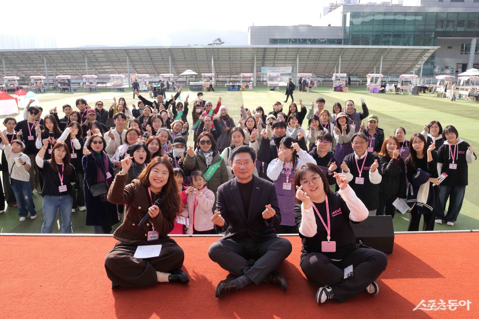 이날 행사에는 이상일 용인특례시장이 직접 참석해 경력보유여성들의 목소리를 듣고, 행사장에 마련된 다양한 체험·전시 부스를 둘러보며 소통하는 시간을 가졌다(기념촬영 모습). 사진제공｜용인시