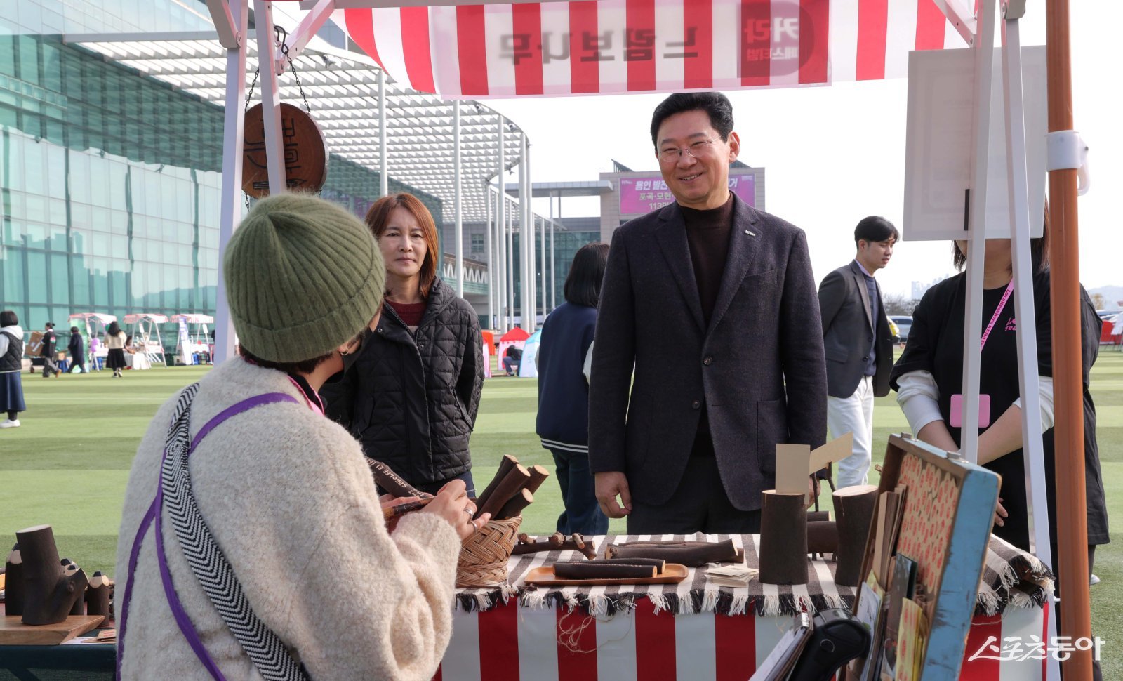 이날 행사에는 이상일 용인특례시장이 직접 참석해 경력보유여성들의 목소리를 듣고, 행사장에 마련된 다양한 체험·전시 부스를 둘러보며 소통하는 시간을 가졌다. 사진제공｜용인시