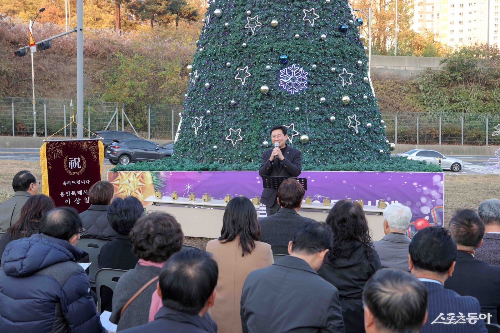 이상일 시장은 축사에서 “오늘 밝힌 성탄트리가 이곳을 지나는 모든 시민에게 세상의 빛으로 오신 아기 예수님의 따뜻한 의미를 전하길 바란다”며 “성탄절을 맞아 시민들이 서로에게 더 많은 배려와 사랑을 나누는 시간이 되길 소망한다”고 말했다. 사진제공｜용인시