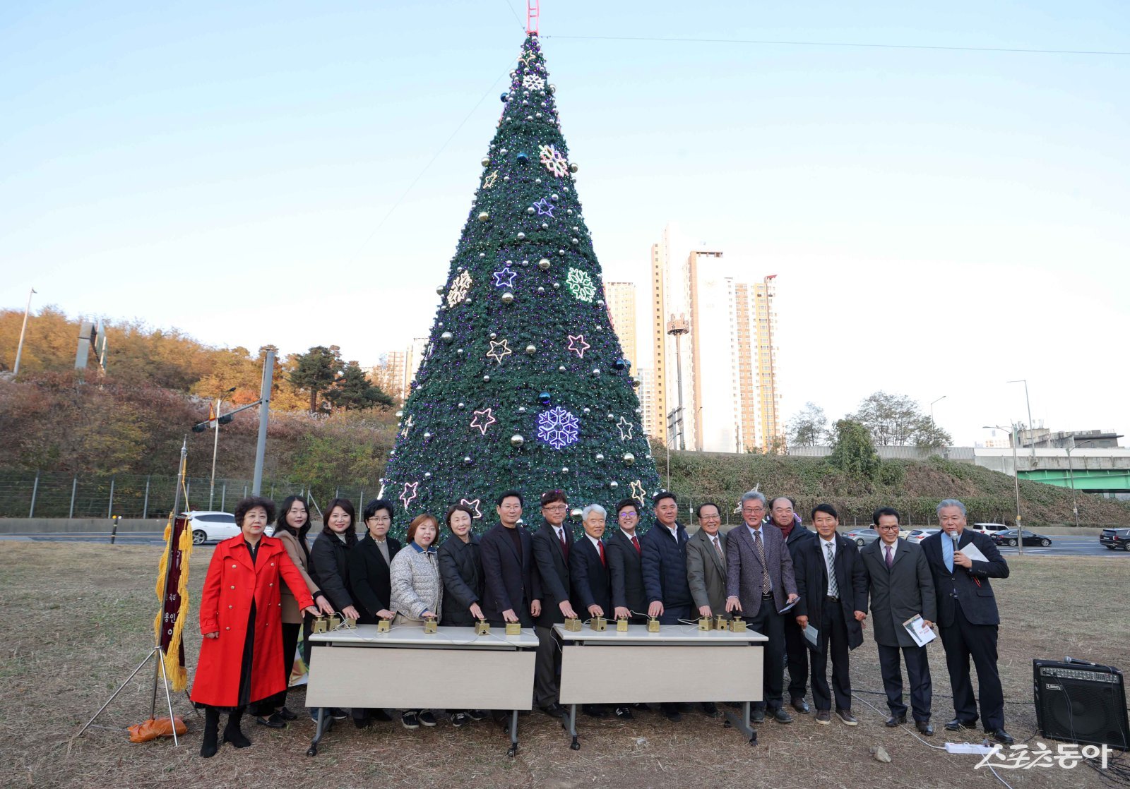 지난 22일 기흥구 영덕동 산 1-1번지에서 ‘크리스마스트리’ 점등식이 열렸다(기념촬영 모습). 사진제공｜용인시
