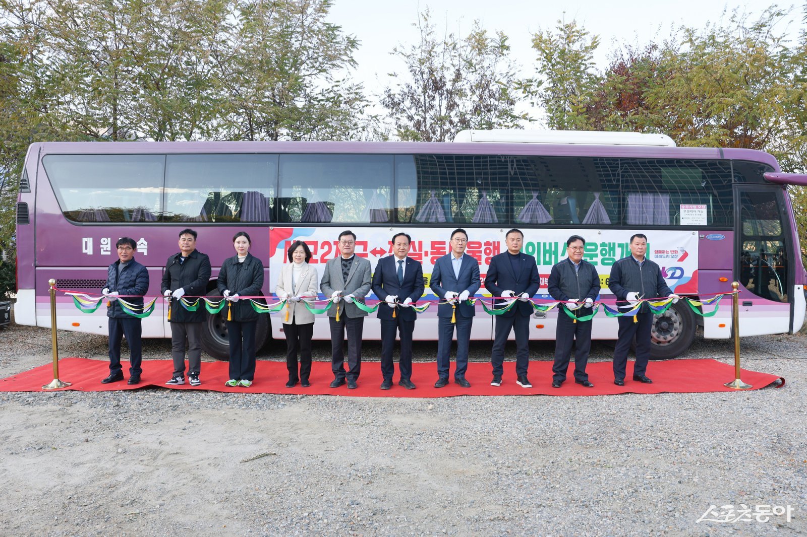 지난 21일 이권재 오산시장은 세교터미널 부지에서 ‘8145번 세교2지구↔잠실·동서울 시외버스 개통식’을 개최하고, 주민과 KD운송그룹 관계자 등 약 100명이 참석한 가운데 새 노선 출발을 공식화했다. 사진제공｜오산시