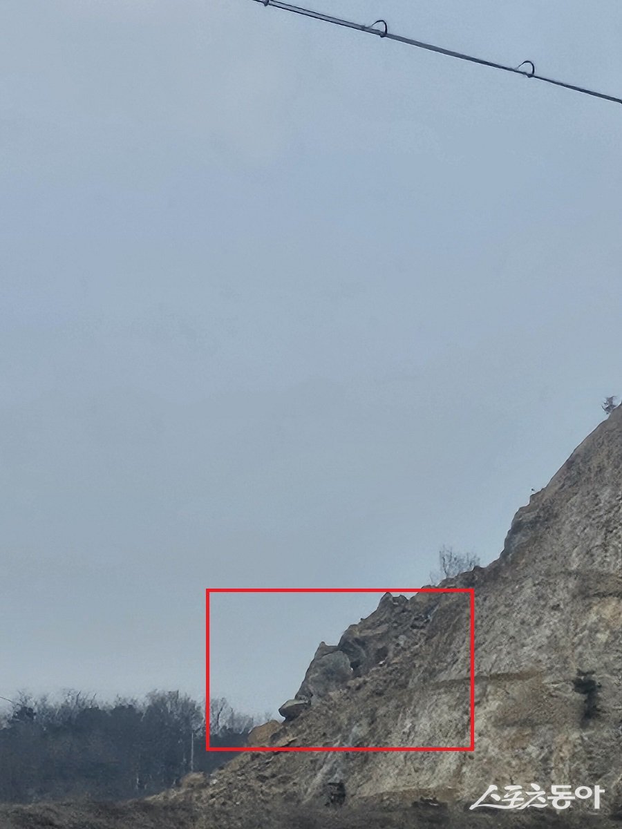 경기도 화성시 남양읍과 팔탄면 일대 토석 채취 및 복구 과정에서 법적 특혜 논란이 제기됐다(산사태). 사진제공|공익 제보자