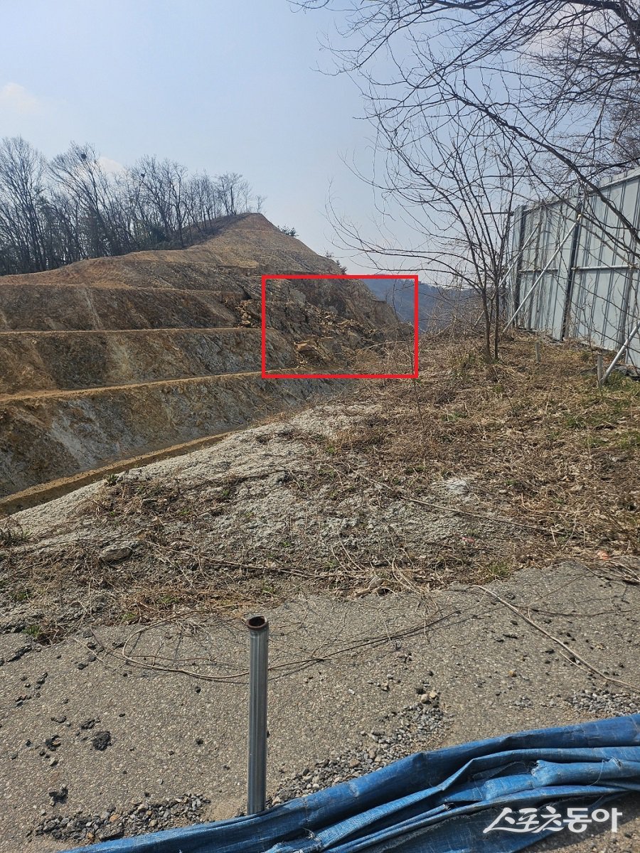 경기도 화성시 남양읍과 팔탄면 일대 토석 채취 및 복구 과정에서 법적 특혜 논란이 제기됐다(산사태). 사진제공|공익 제보자